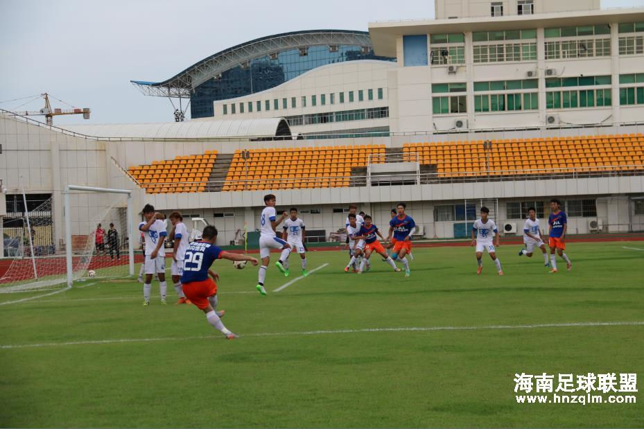 熱身賽：海南海漢隊9:1廣州青年隊  球迷頂著烈日來看球