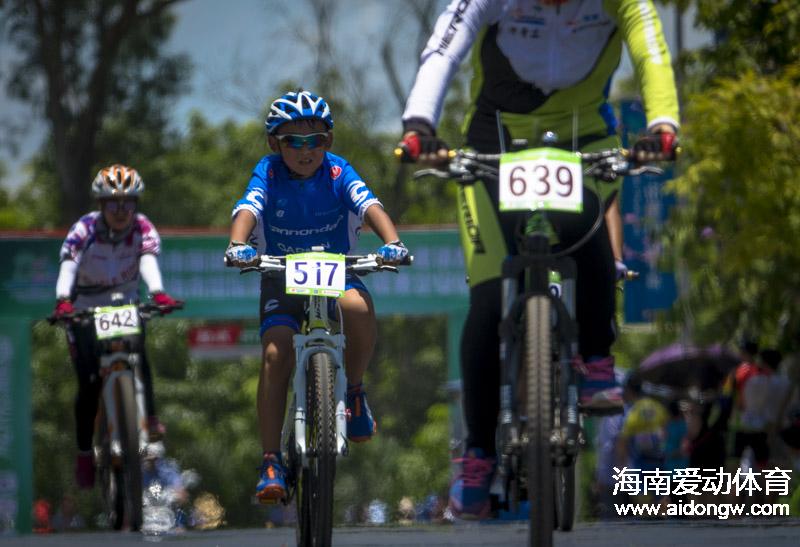 海南國際旅游島自行車聯(lián)賽定安站落幕 朱俊丞、尹若萍摘得男女公開組冠軍