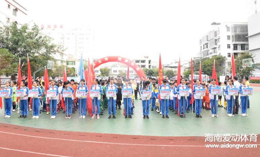 2016澄邁縣小學(xué)生校園足球聯(lián)賽開(kāi)踢 16支球隊(duì)參加