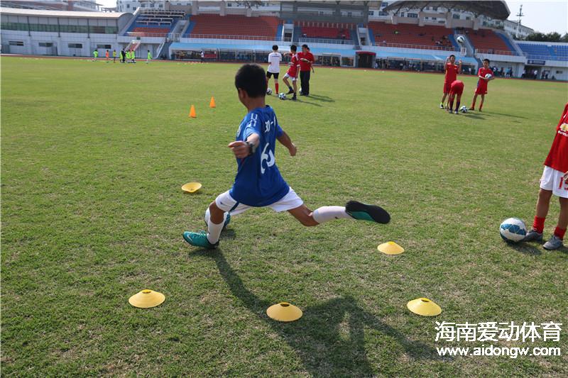 海南省足協(xié)U12選拔舉行  家長:足球拉近和孩子的心理距離 瓊中女足過招省U13隊麥超觀戰(zhàn)點評