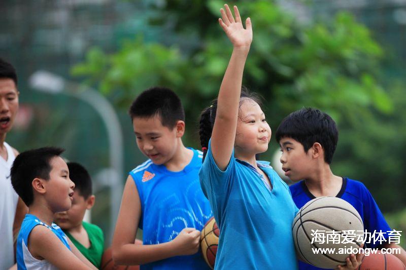 11歲女孩的籃球夢  用一年時(shí)間熟練運(yùn)球超愛庫里 | 體育人的一天（1）