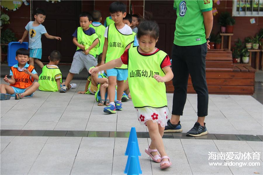 萌翻啦！海口山高幼兒園接受幼兒足球課程第一期結(jié)束  教練感言變化大