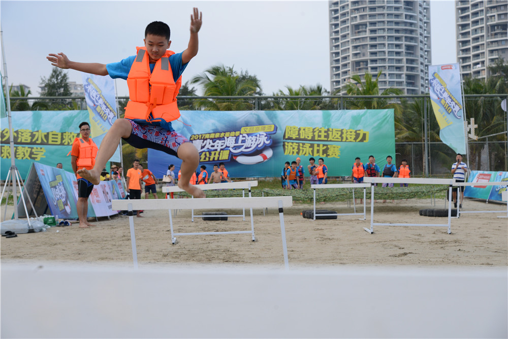 海南親水運動季青少年海上游泳公開課文昌開課啦 奧運冠軍為學(xué)生們“打CALL” 