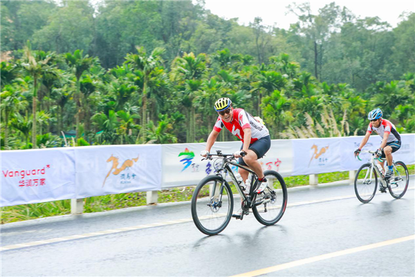 “萬福萬寧”200KM公益騎游挑戰(zhàn)鳴笛 千位騎友齊聚興隆提倡安全綠色出行