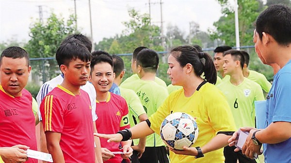 海南女裁判孔繁思執(zhí)法全國女足賽  成為我省首名通過女足預(yù)備國家級裁判員考核裁判