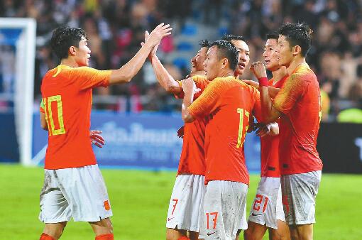 國足客場雨戰(zhàn)2-0泰國   完成自我救贖