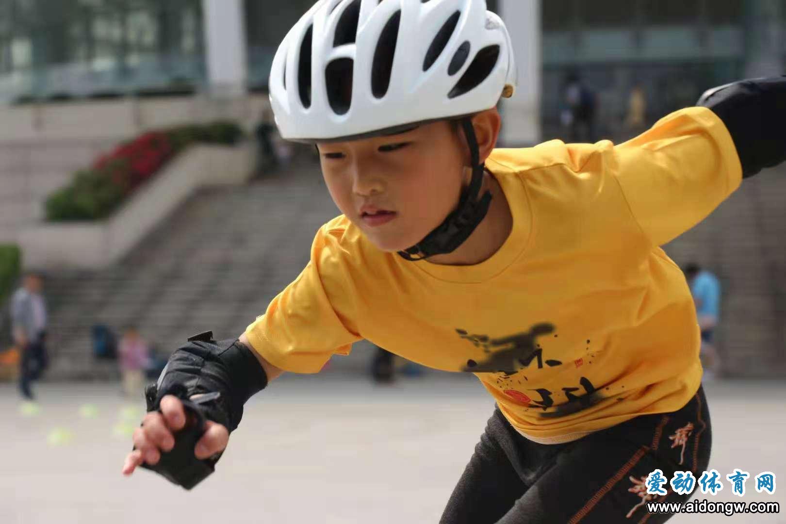 與風(fēng)競速，海南這少年不得了！翟鴻屹加冕全國短道速度輪滑巡回賽總決賽“雙冠王”創(chuàng)歷史  