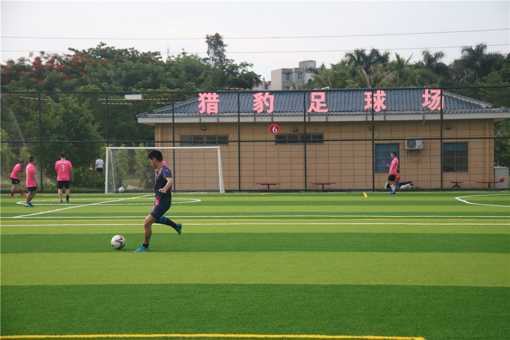 ?？陬^鋪村休閑公園獵豹足球場翻新改造開業(yè)！充會員享折扣、訂場送水…